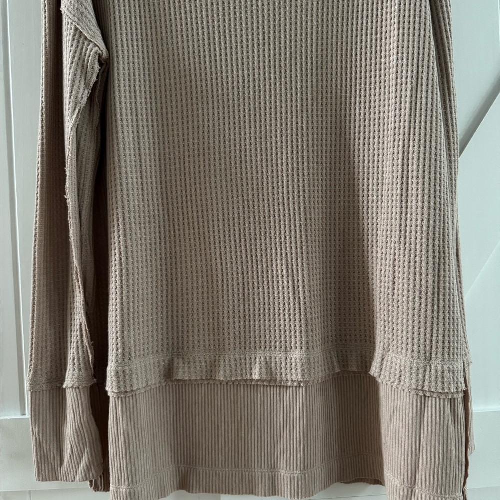 Free People Waffle Knit Sand Beige Long Sleeve Oversized Top - Size Medium - Picture 3 of 6
